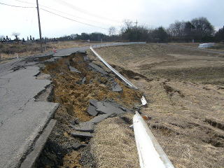 路面の崩壊 路面の崩壊